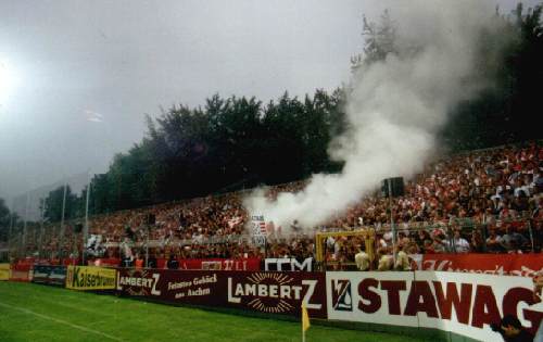 Tivoli - Aachener Wall mit Gei�bock-Fans und Raucheinlage