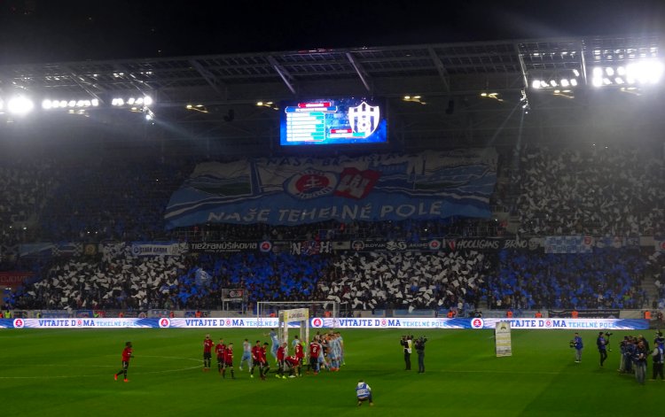 Stadi&oacute;n Teheln&eacute; pole