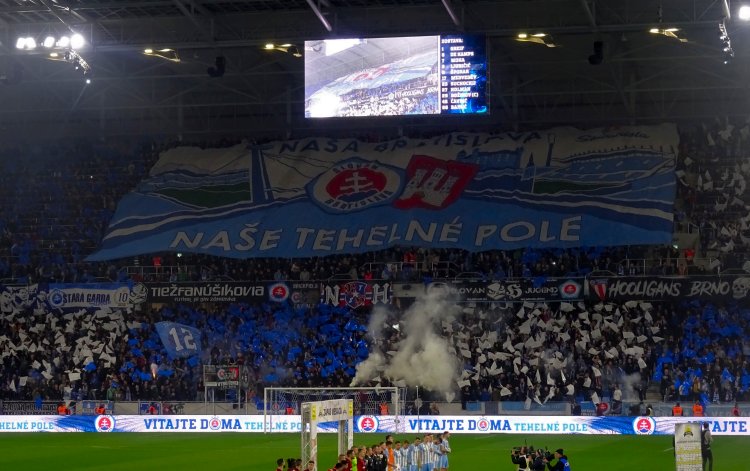 Stadi&oacute;n Teheln&eacute; pole