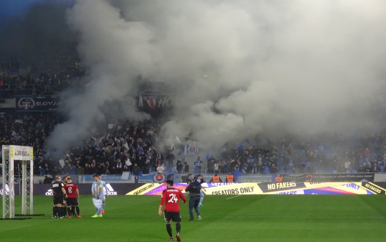 Stadi&oacute;n Teheln&eacute; pole