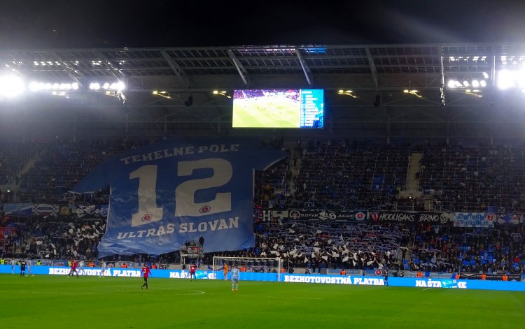 Stadi&oacute;n Teheln&eacute; pole