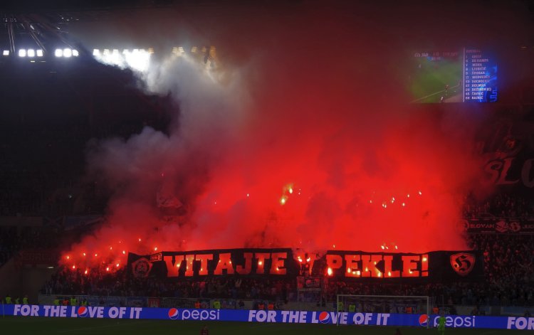 Stadi&oacute;n Teheln&eacute; pole