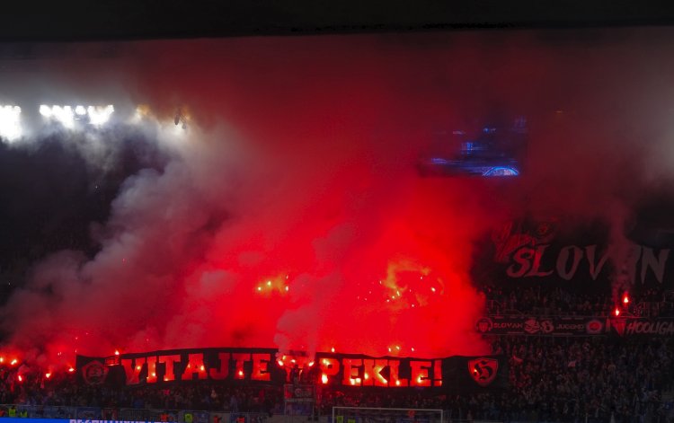 Stadi&oacute;n Teheln&eacute; pole
