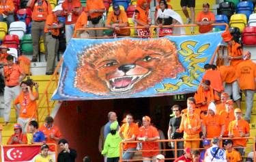Est&aacute;dio Municipal de Aveiro - Niemand z&auml;hmt den L&ouml;wen (Aufschrift auf dem niederl&auml;ndischen Teambus)