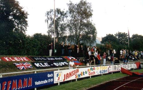 Hubert-Houben-Stadion - Blick auf die G&auml;stefans und ihre Transparente
