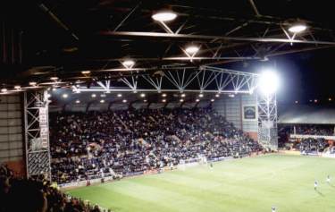 Tynecastle Park - vollbesetzte Hintertortrib&uuml;ne