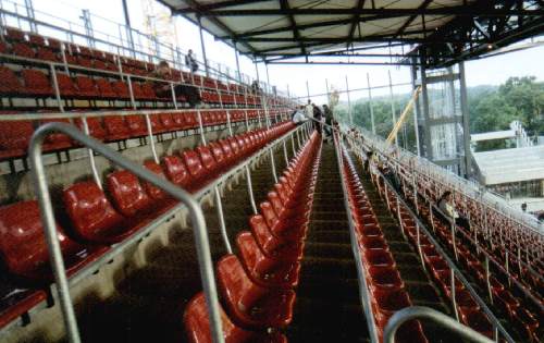 RheinEnergieStadion - ... und Neu (Blick &uuml;ber die Hintertortrib&uuml;ne)