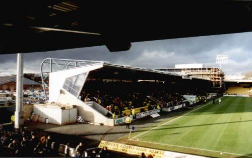 Almondvale Stadium - die freistehende Seitentrib�ne
