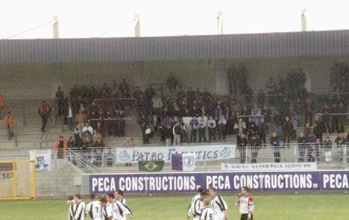 Patrostadion - Heimfans auf der Gegentrib&uuml;ne