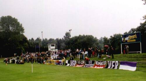 VfR-Stadion - L�ngsseite mit Sprecherturm und Heimfans ganz in gr�n