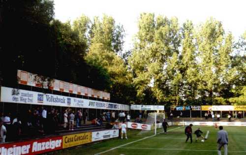 Stadion Delsen - Hintertorbereich (man beachte die trapezf&ouml;rmige Einbuchtung)