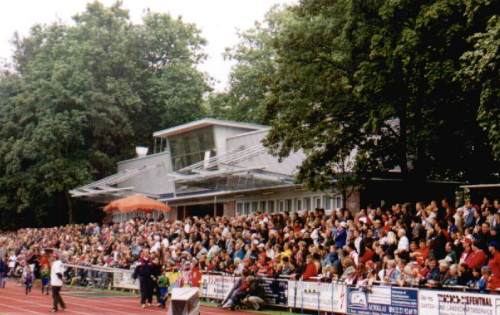 Stadion Kronenbusch - Ovales Geb&auml;ude mit gut erkennbarer Stummel&uuml;berdachung f&uuml;r ein paar Stehpl&auml;tze